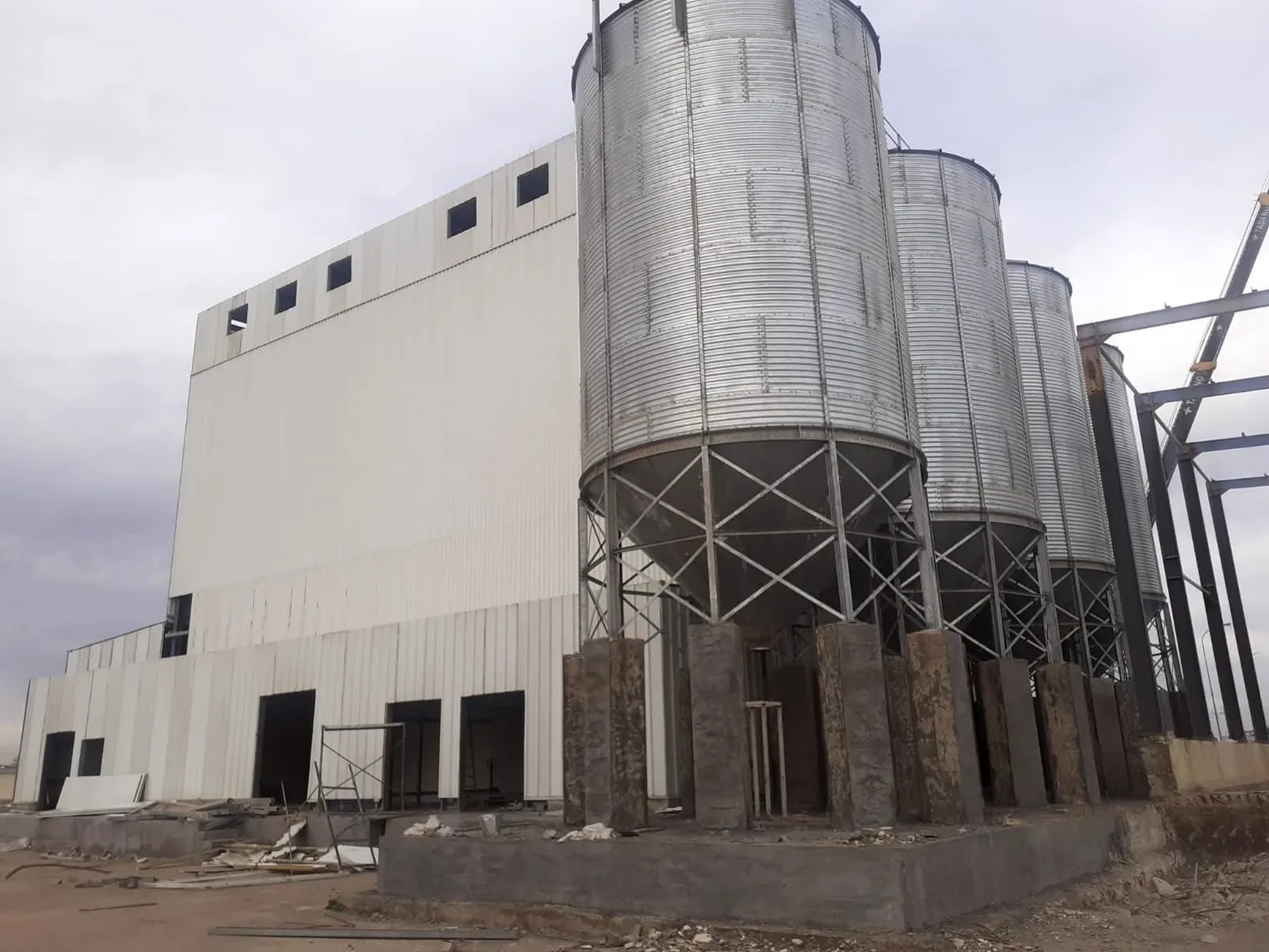 Silos alongside the plant structure