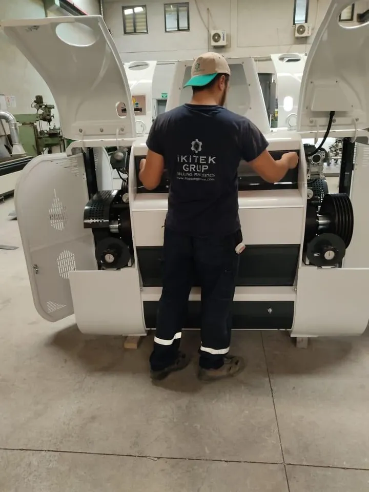 Roller mill assembly